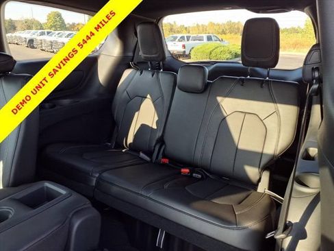 New 2026 Chrysler Pacifica Select FWD image 17