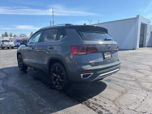 Used 2024 Volkswagen Taos SE image 3