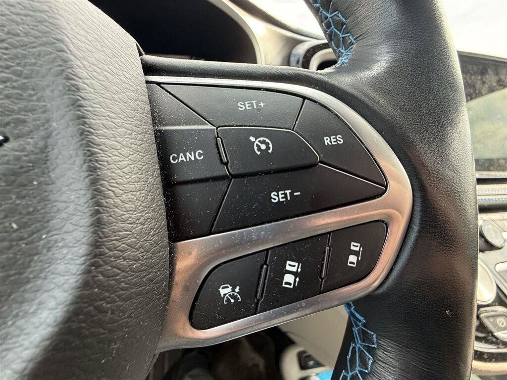 Used 2021 Chrysler Pacifica Touring-L w/ Uconnect Theater Family Group FWD image 17