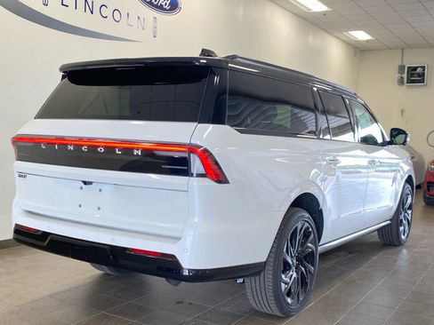 New 2026 Lincoln Navigator L Black Label AWD/4WD image 10
