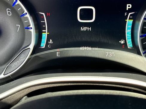 Used 2024 Chrysler Pacifica Touring-L FWD image 21