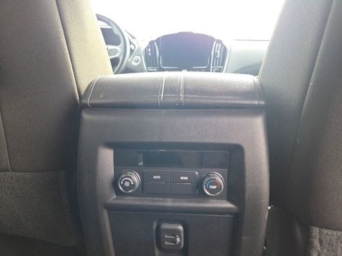 Used 2023 Chevrolet Traverse LT FWD image 8