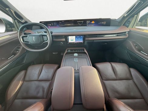 Used 2025 Lincoln Navigator Reserve image 6