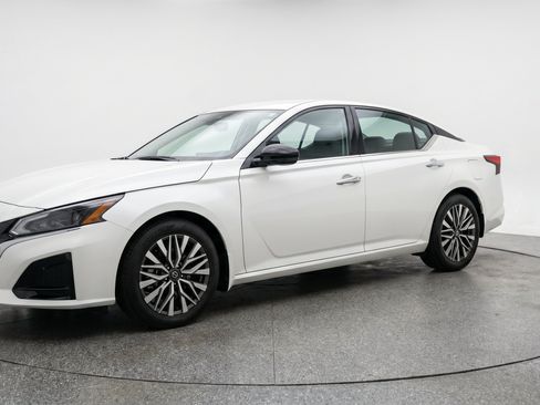 Used 2025 Nissan Altima 2.5 SV FWD image 3