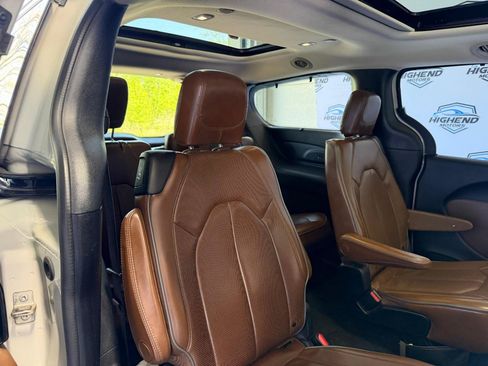 Used 2017 Chrysler Pacifica Limited FWD image 29