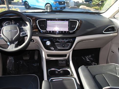 Used 2022 Chrysler Pacifica Limited image 17