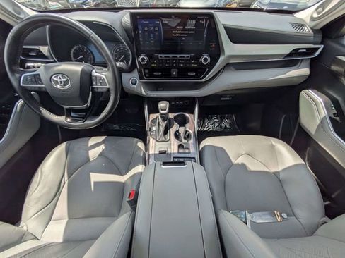 Used 2021 Toyota Highlander Platinum FWD image 14