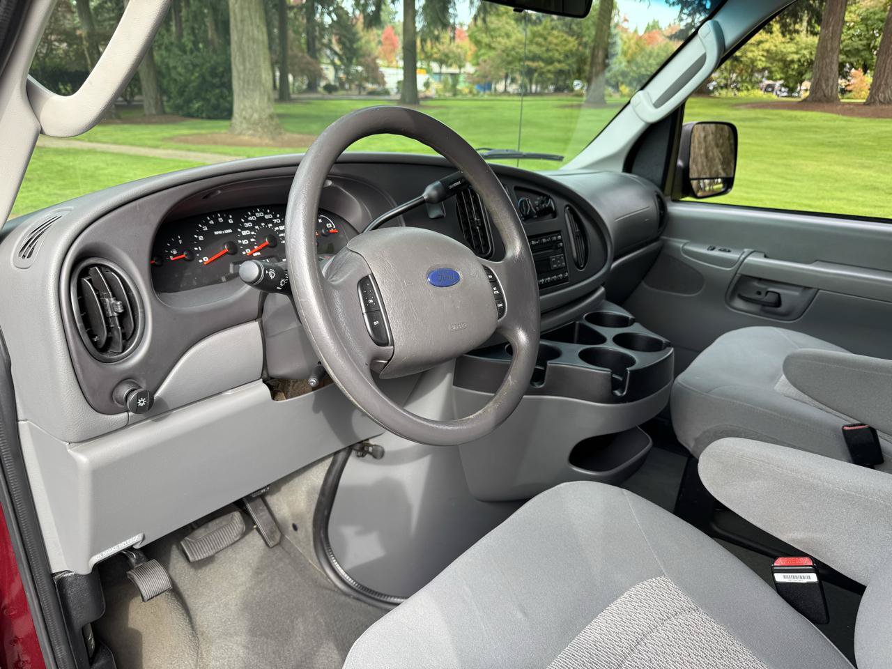 Used 2006 Ford E-350 and Econoline 350 Super Duty Wagon RWD image 9