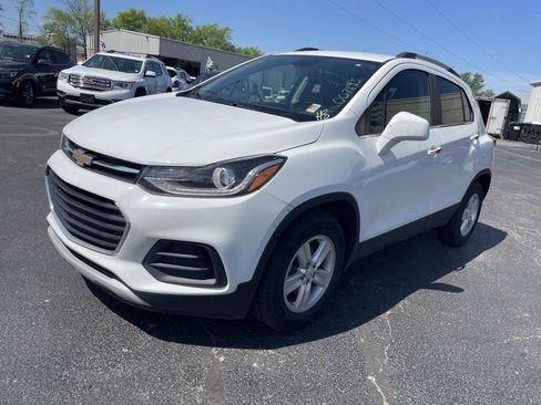 Used 2020 Chevrolet Trax LT w/ LT Convenience Package image 2