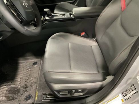 New 2025 Toyota Prius Plug-In Hybrid image 10