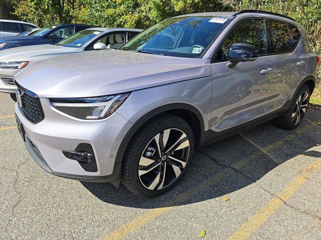Used 2026 Volvo XC40 B5 Plus AWD/4WD image 2