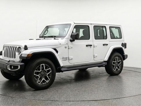 Used 2025 Jeep Wrangler Sahara image 3