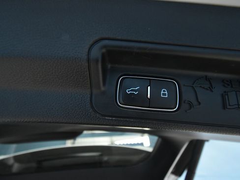 Used 2020 Ford Explorer XLT image 28