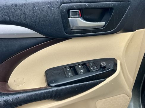 Used 2015 Toyota Highlander XLE image 12