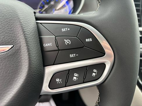 Used 2023 Chrysler Pacifica Touring-L AWD/4WD image 19