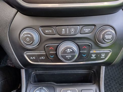 Used 2022 Jeep Cherokee Trailhawk w/ Trailer Tow Group image 5