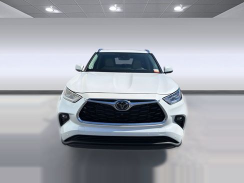 Certified 2025 Toyota Highlander Limited FWD image 6