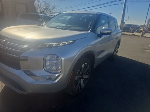 Used 2025 Mitsubishi Outlander SE image 1