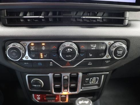 Used 2024 Jeep Wrangler Unlimited image 25