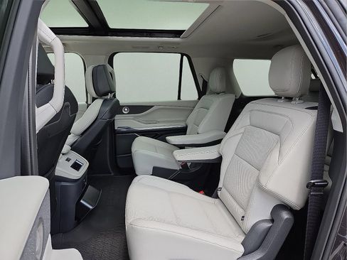 Certified 2025 Lincoln Navigator L Reserve AWD/4WD image 36