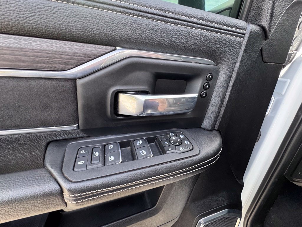 Used 2019 RAM 1500 Laramie AWD/4WD image 10