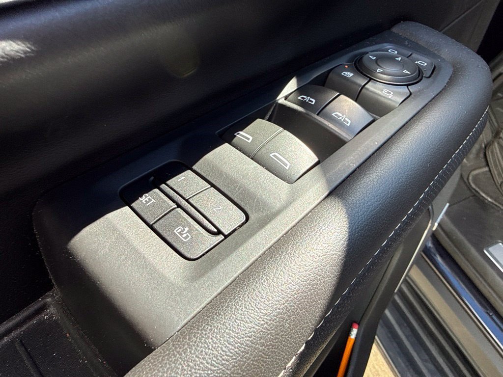 Used 2023 GMC Yukon SLT w/ SLT Premium Package AWD/4WD image 15