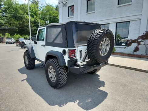 Used 2016 Jeep Wrangler Rubicon w/ Power Convenience Group AWD/4WD image 3