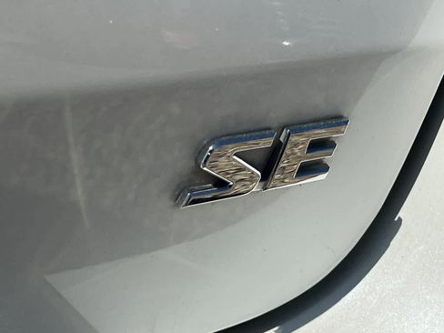 Used 2018 Toyota Highlander SE FWD image 17
