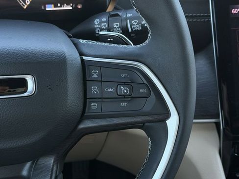 Used 2025 Jeep Grand Cherokee Limited w/ Black Appearance Package image 15