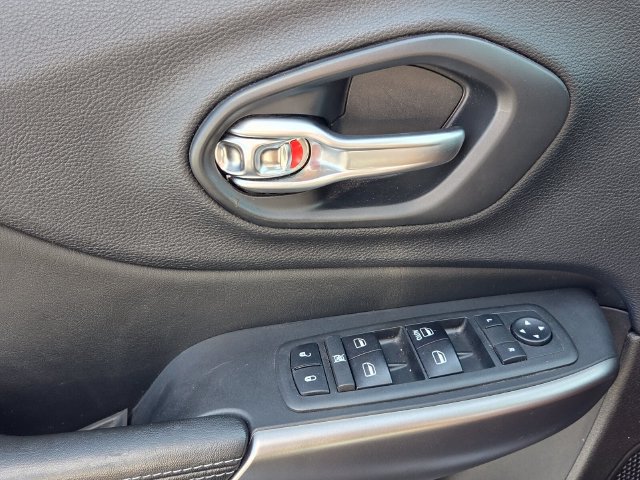 Used 2019 Jeep Cherokee Latitude w/ Popular Appearance Group FWD image 30
