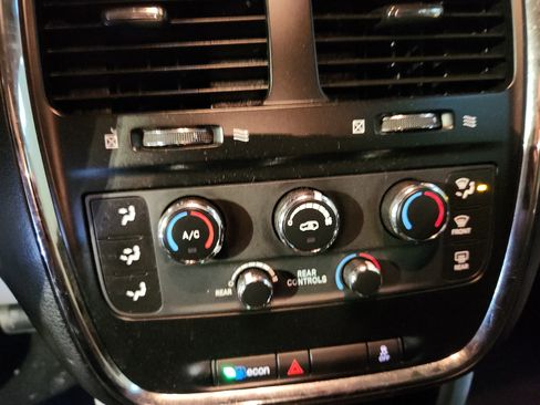 Used 2013 Dodge Grand Caravan SE image 4