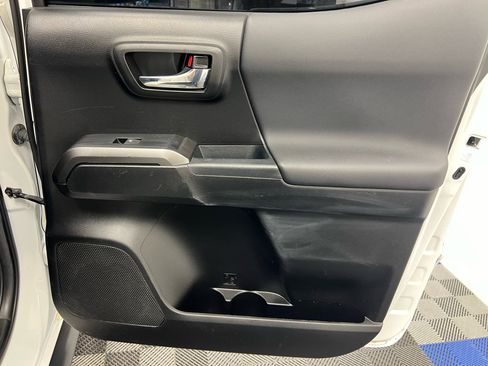 Used 2022 Toyota Tacoma TRD Off-Road w/ Technology Package image 17