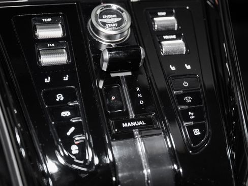 Used 2024 Aston Martin DB12 Coupe image 30