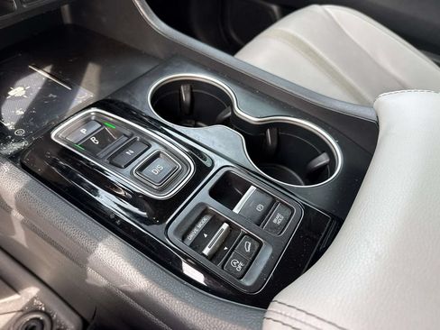 Used 2024 Honda Pilot Touring image 14