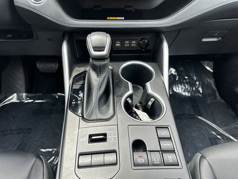 Used 2023 Toyota Highlander XLE AWD/4WD image 28