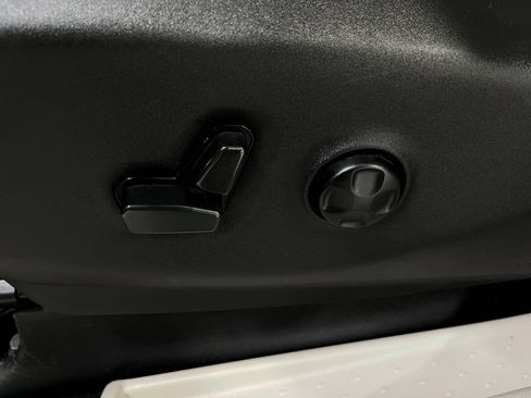 Used 2019 Chrysler Pacifica Limited FWD image 17
