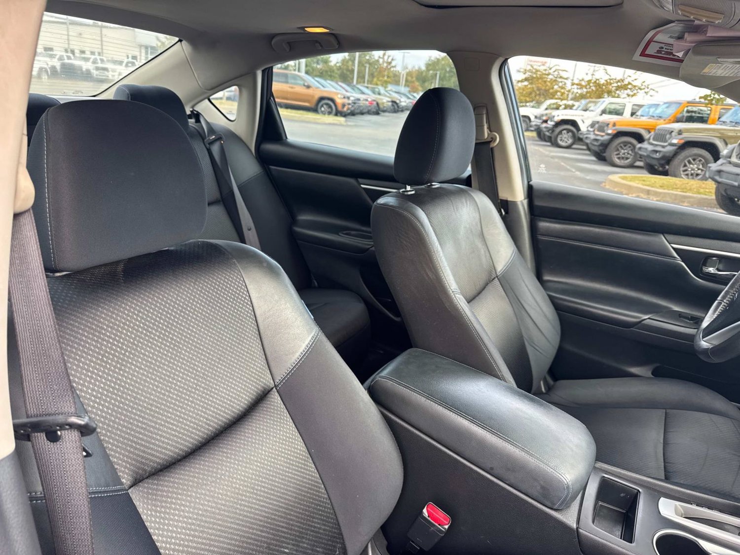 Used 2016 Nissan Altima 2.5 SR w/ Interior Lighting Package FWD image 17