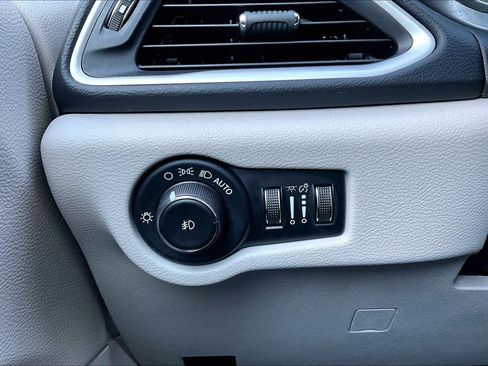 Used 2023 Chrysler Pacifica Touring-L FWD image 32