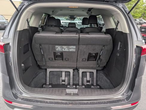 Used 2024 Kia Carnival LX FWD image 9