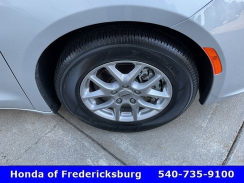 Used 2024 Chrysler Pacifica Touring-L FWD image 13