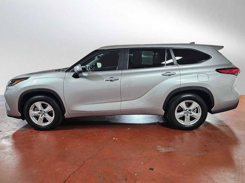 Used 2023 Toyota Highlander LE image 4