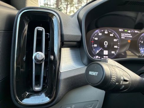 Used 2022 Volvo XC40 T5 Momentum w/ Premium Package image 24