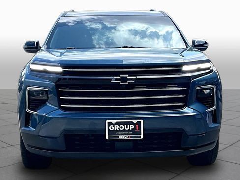 Used 2025 Chevrolet Traverse LT w/ Sun and Wheel Package FWD image 4