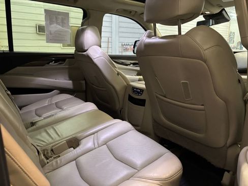Used 2020 Cadillac Escalade ESV Luxury w/ Escalade Sport Edition AWD/4WD image 32
