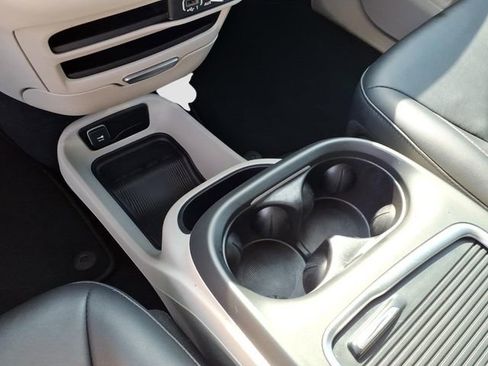 Used 2024 Chrysler Pacifica Touring-L image 13