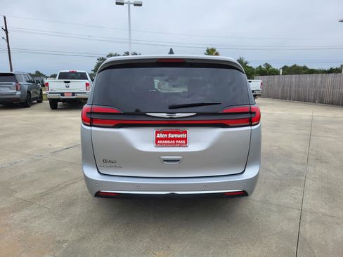Used 2024 Chrysler Pacifica Touring-L image 4