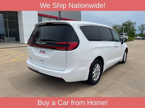 Used 2024 Chrysler Pacifica Touring-L FWD image 5