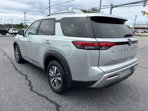 Used 2024 Nissan Pathfinder SL AWD/4WD image 5