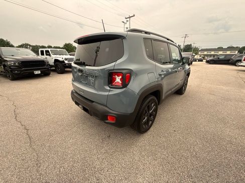 Used 2018 Jeep Renegade Altitude AWD/4WD image 5