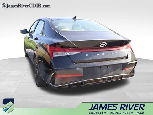 Used 2025 Hyundai Elantra SEL FWD image 18